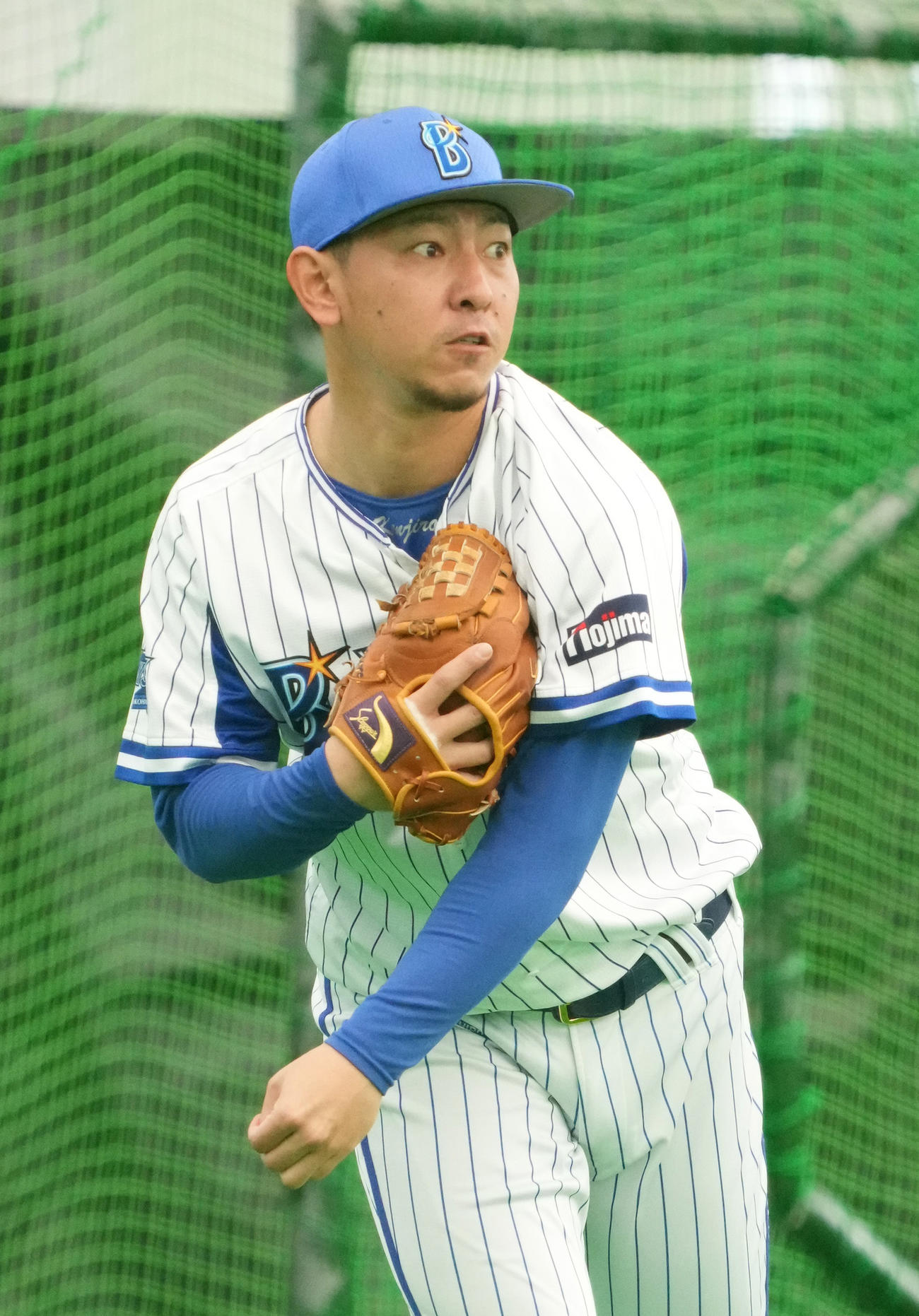 室内でキャッチボールするDeNA田中健（撮影・小沢裕）