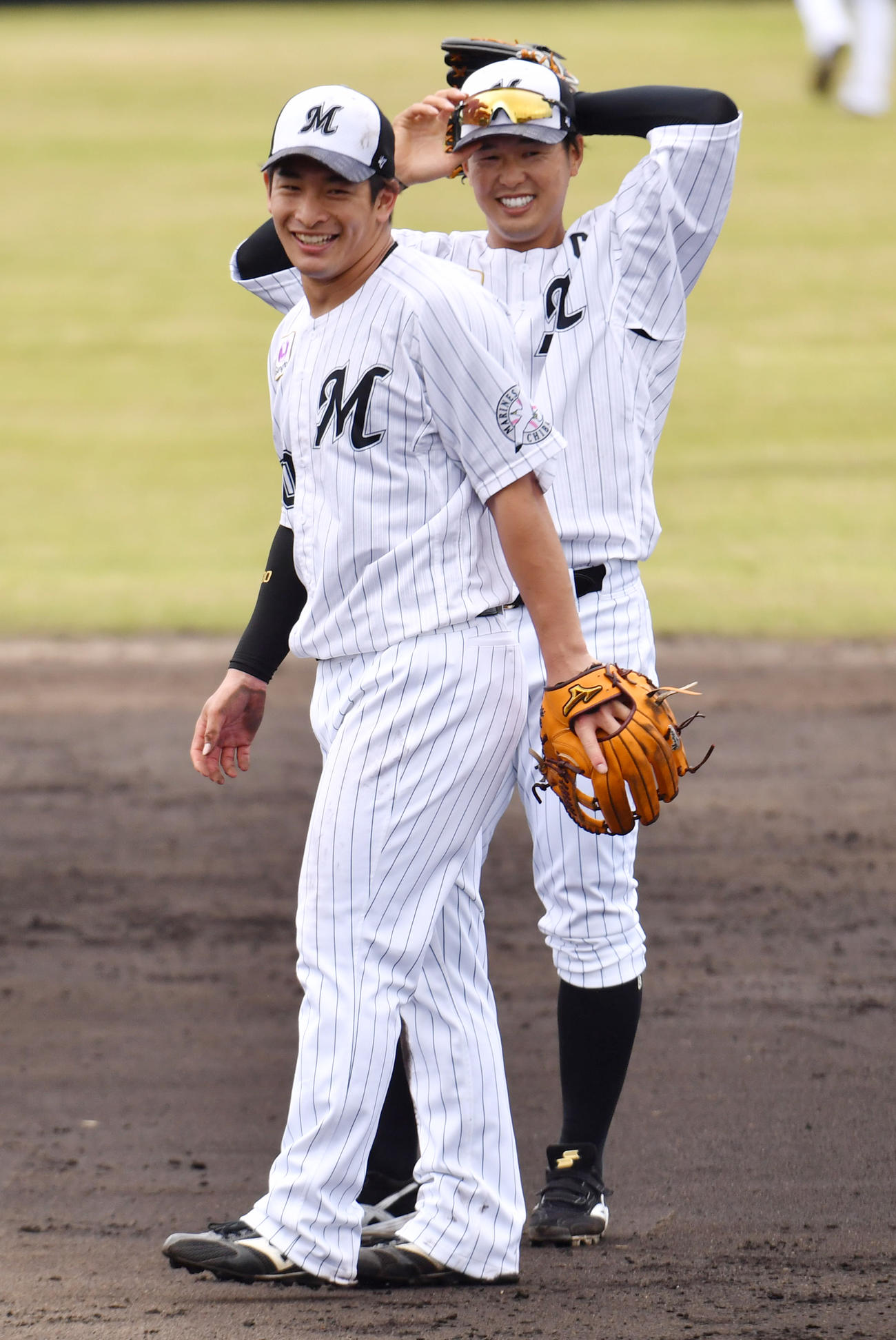 ロッテ石垣島キャンプ3日目、ノックを受け笑顔を見せるドラフト2位の池田（手前）と中村奨（撮影・柴田隆二）