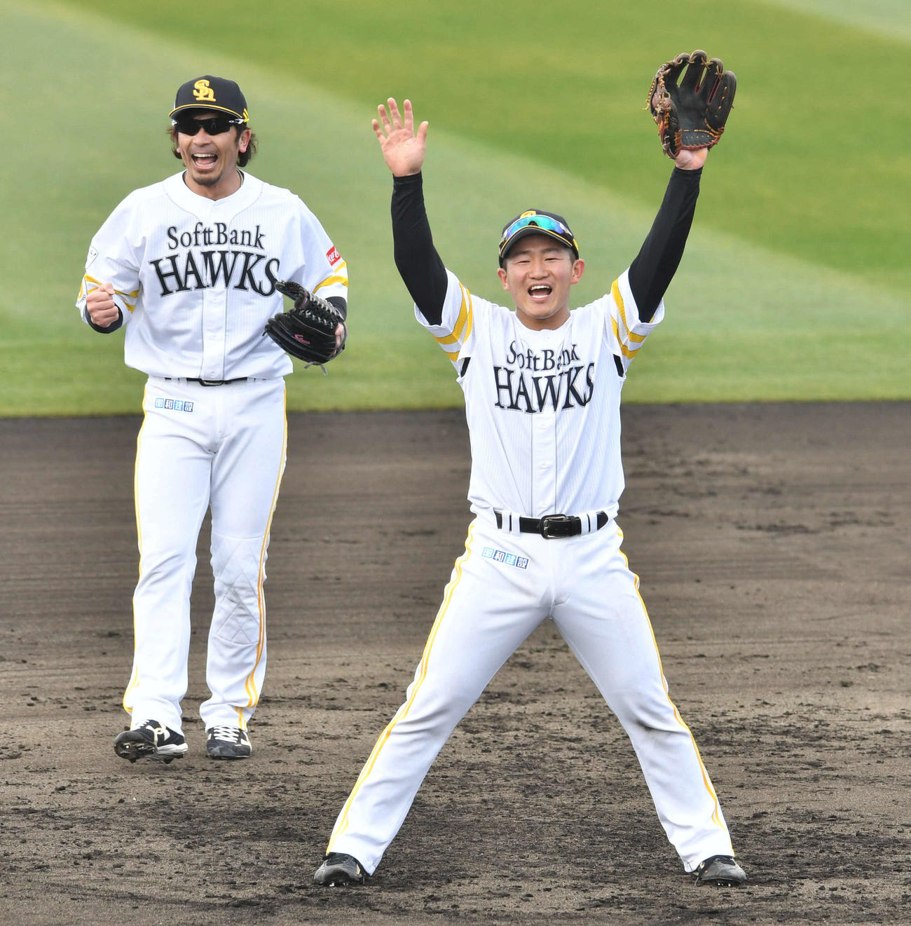 松田（左）と元気よく三塁ノックを受ける野村大（撮影・岩下翔太）