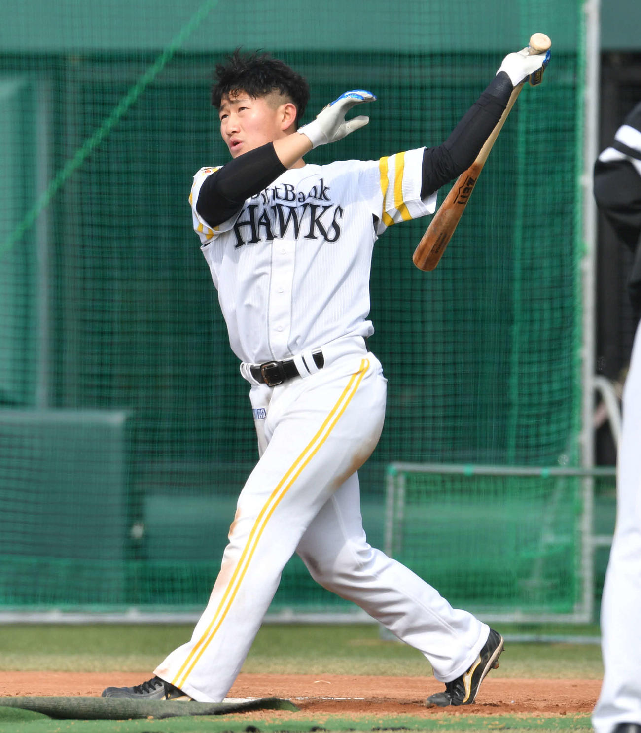ロングティーを行う野村大（撮影・岩下翔太）