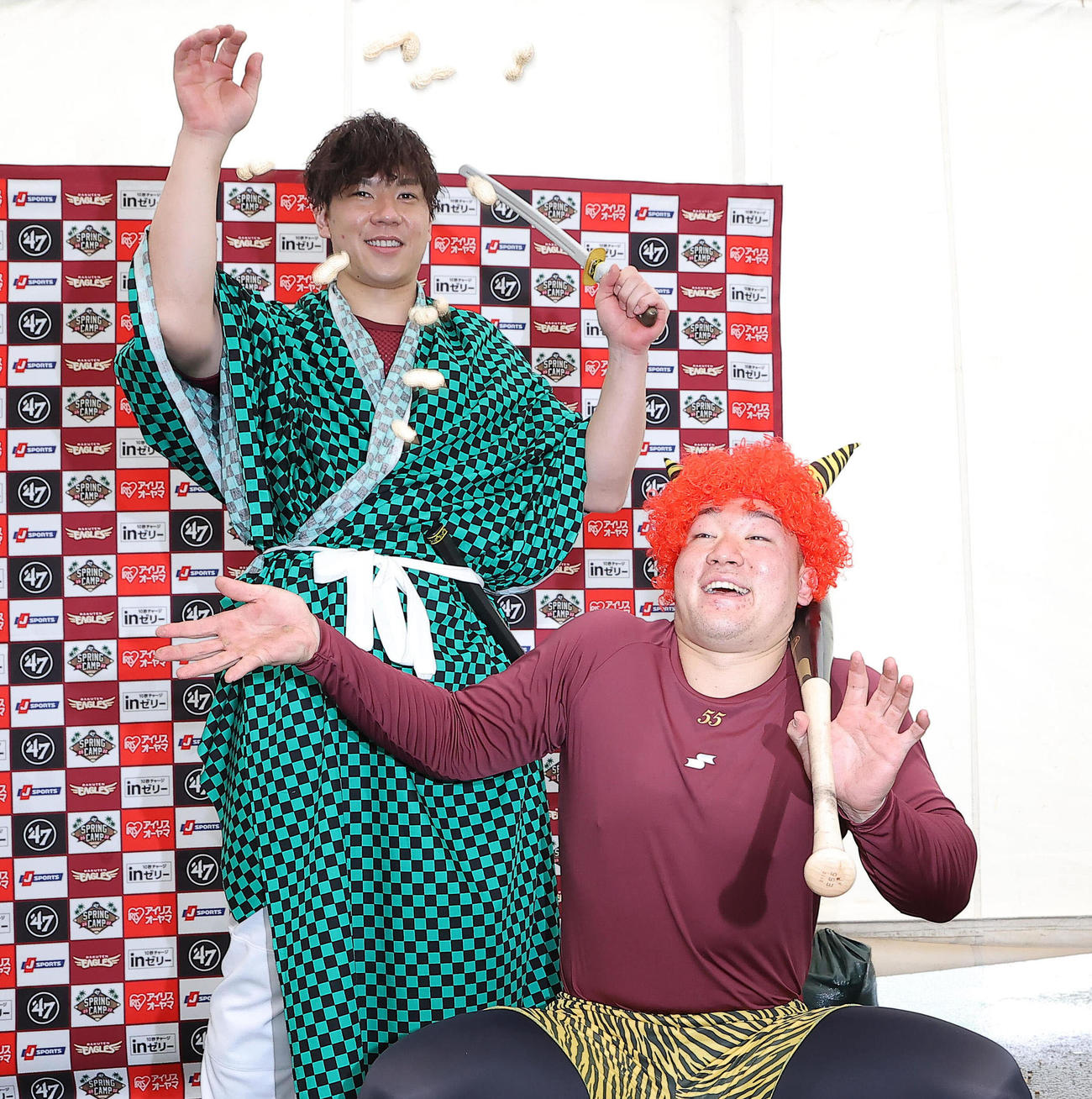 鬼に扮（ふん）する楽天安田（右）に豆をまく炭治郎扮（ふん）する炭谷