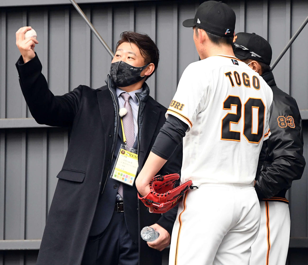 巨人戸郷に指導する松坂氏（撮影・たえ見朱実）