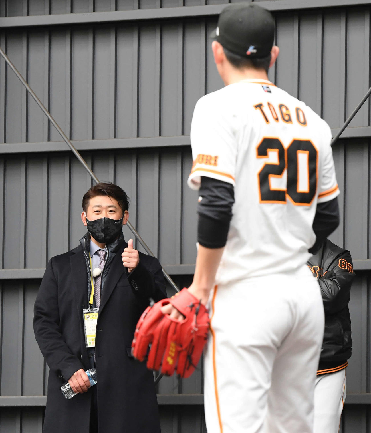 スライダーを伝授した巨人戸郷に「いいね」とポーズを決める松坂氏（撮影・たえ見朱実）