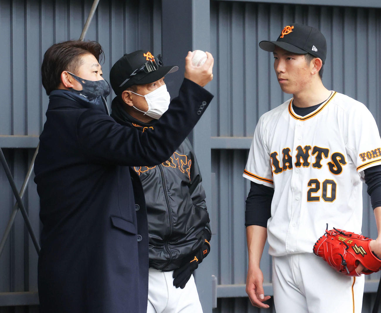 ブルペンで松坂氏（左）からアドバイスを受ける巨人戸郷。中央は原監督（撮影・河田真司）