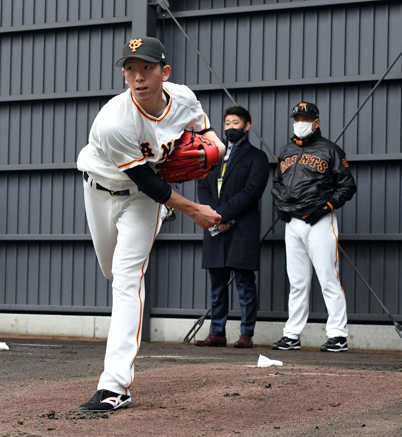 原監督（後方右）と松坂氏が見つめる中、ブルペン投球を行った巨人戸郷（撮影・たえ見朱実）
