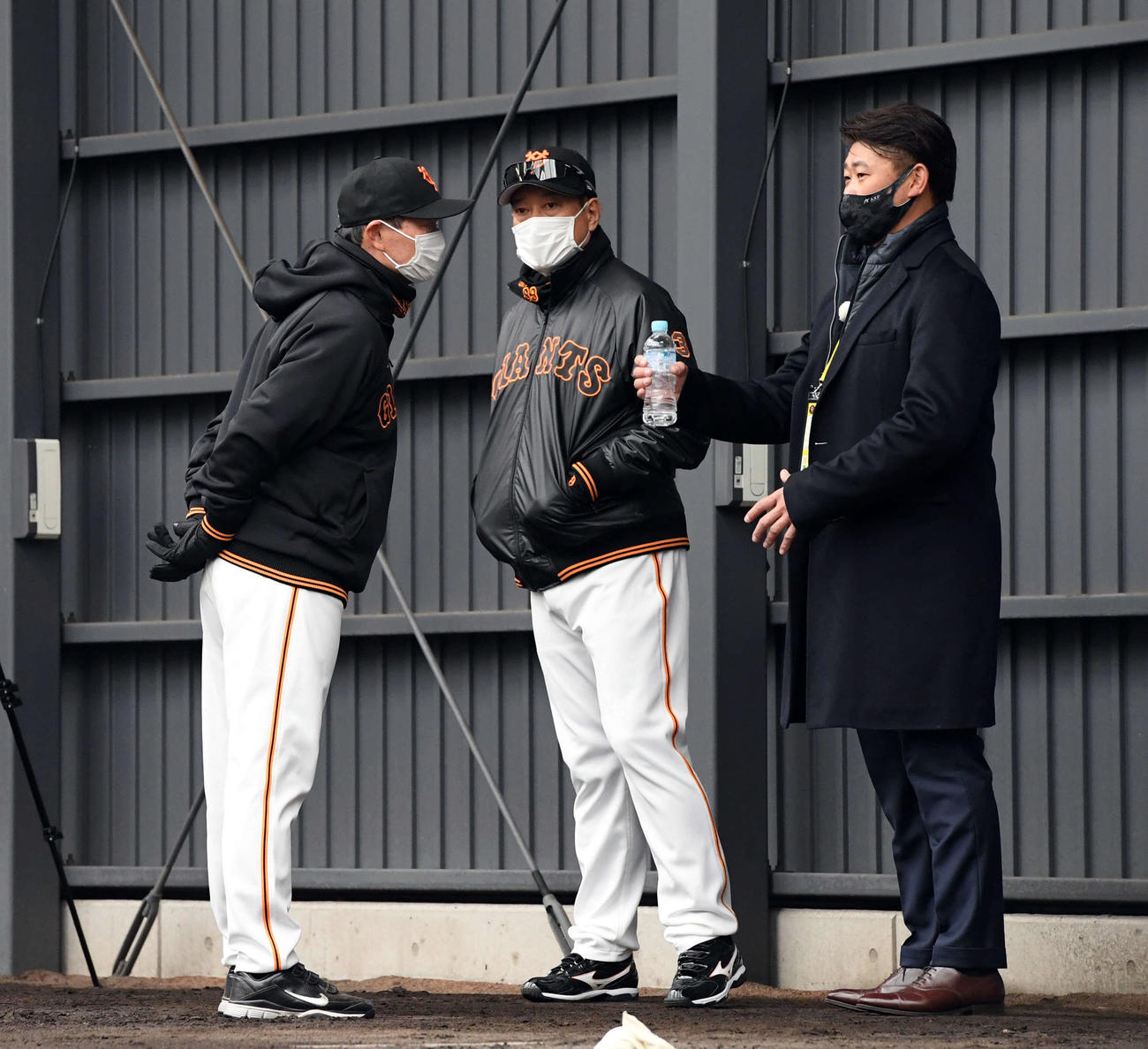 ブルペンで松坂氏（右）と話をする巨人桑田投手チーフコーチ。中央は原監督（撮影・たえ見朱実）