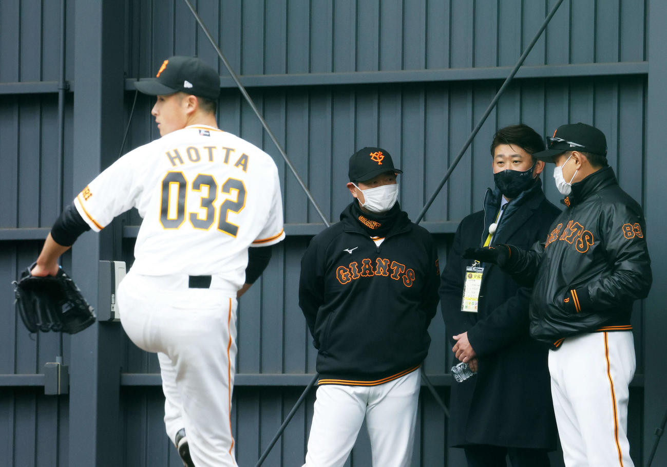 ブルペン投球する巨人堀田（左）を見る、後方左から桑田投手コーチ、松坂氏、原監督（撮影・河田真司）
