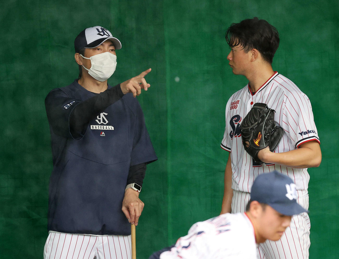 ブルペンで木沢（右）と話すヤクルト高津監督（撮影・鈴木正人）