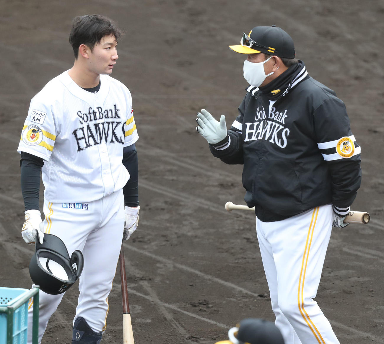 藤本監督（右）のアドバイスを受ける正木（撮影・屋方直哉）