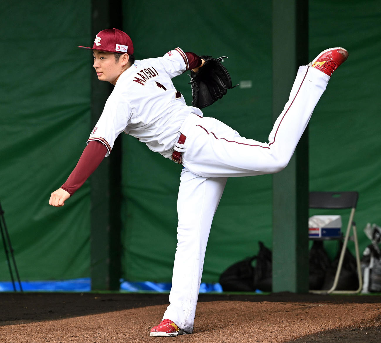 ブルペンで投球練習する楽天松井裕（撮影・滝沢徹郎）