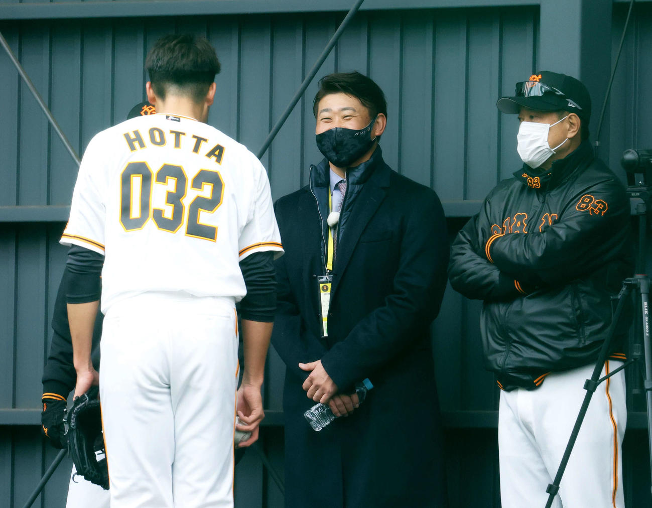 ブルペンで巨人堀田（手前）と言葉を交わす松坂氏、原監督（撮影・河田真司）