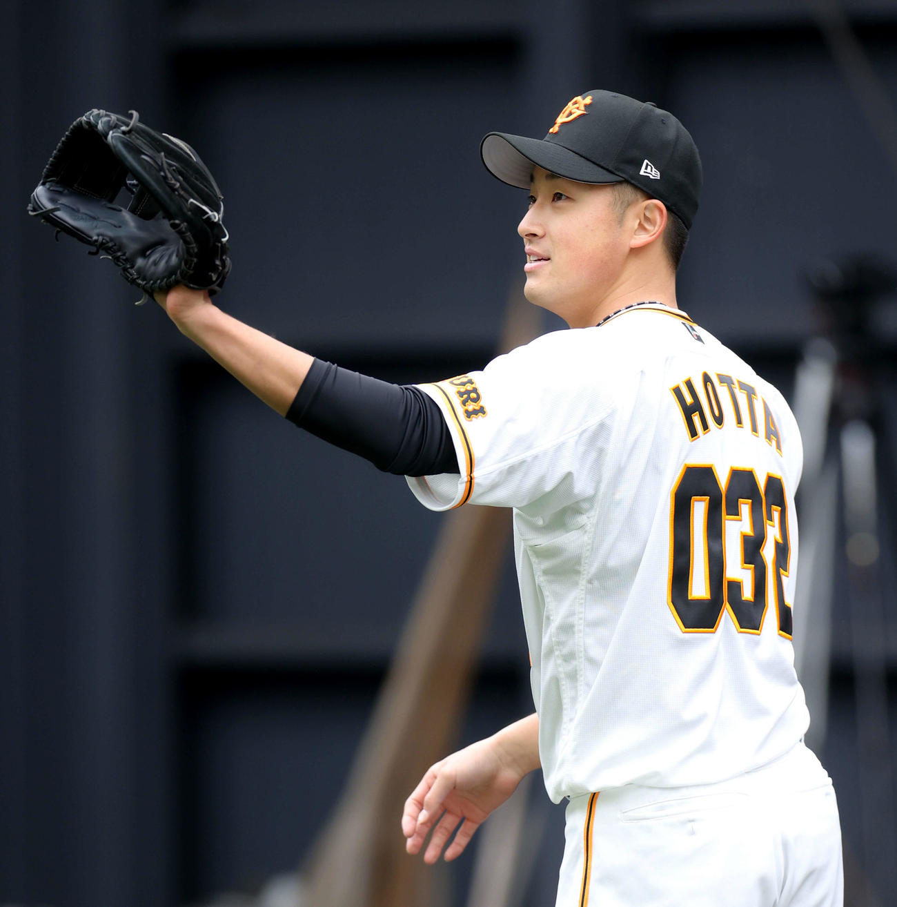 ブルペン投球で笑みを浮かべる巨人堀田（撮影・河田真司）