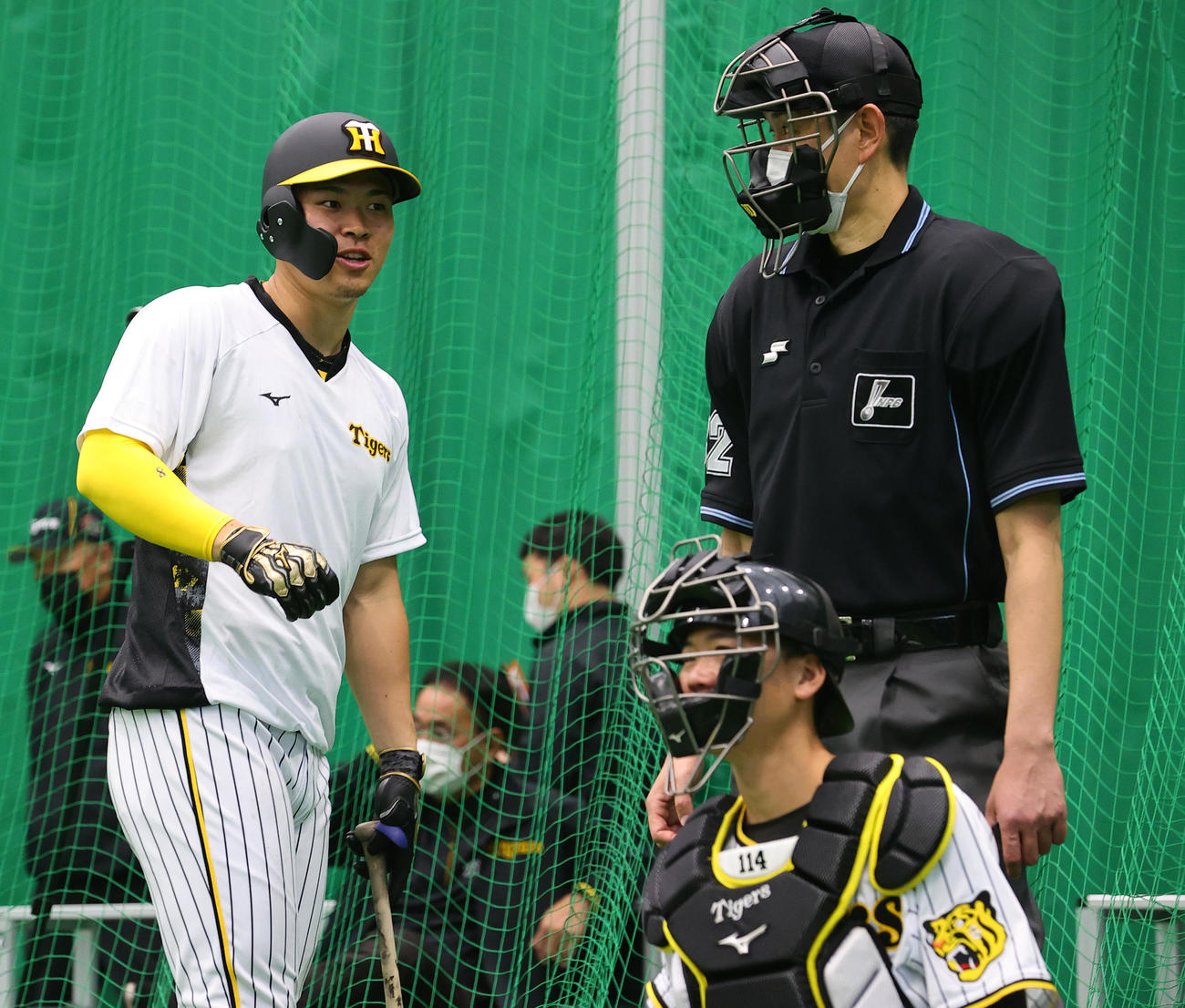 ブルペンの打席に立った佐藤輝（左）は審判に話しかける（撮影・上山淳一）