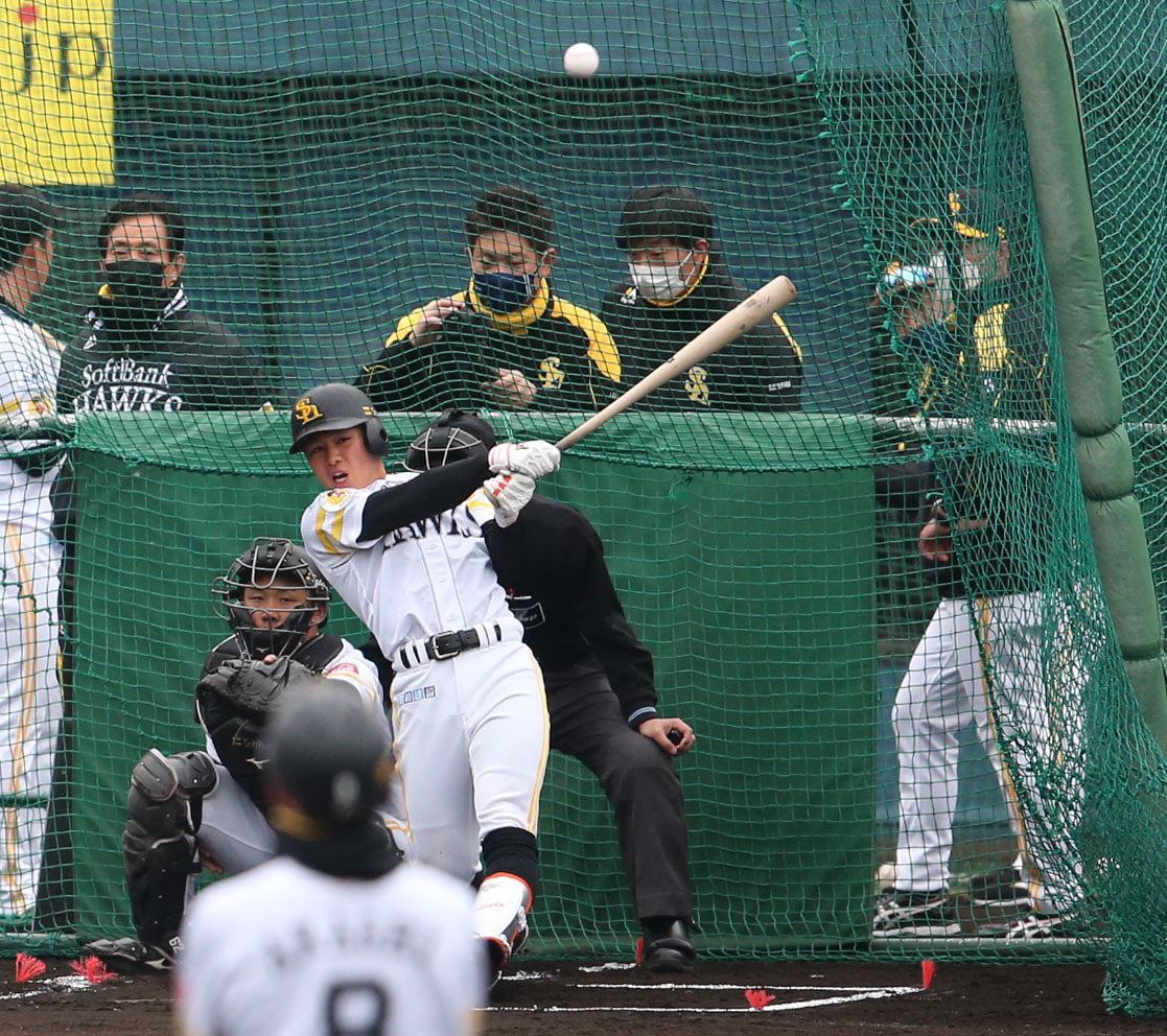打撃練習で快音を響かす川原田純平（打撃投手は武田翔太）（撮影・梅根麻紀）