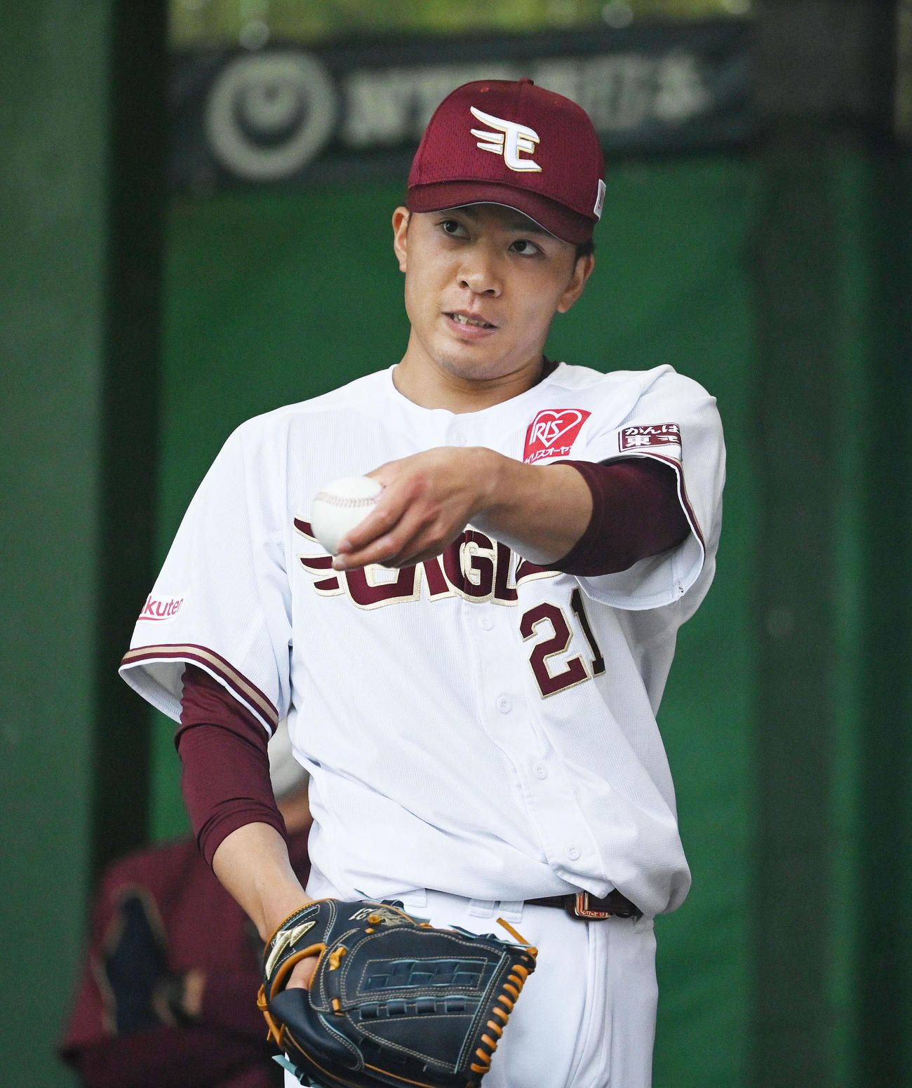 ブルペンで捕手に球種を伝える楽天早川（撮影・滝沢徹郎）