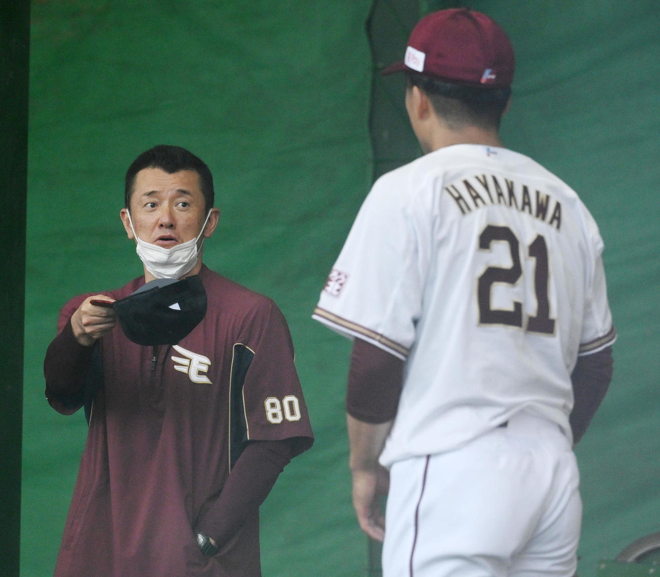 ブルペンで楽天早川（手前）に話す石井1軍投手コーチ（撮影・滝沢徹郎）