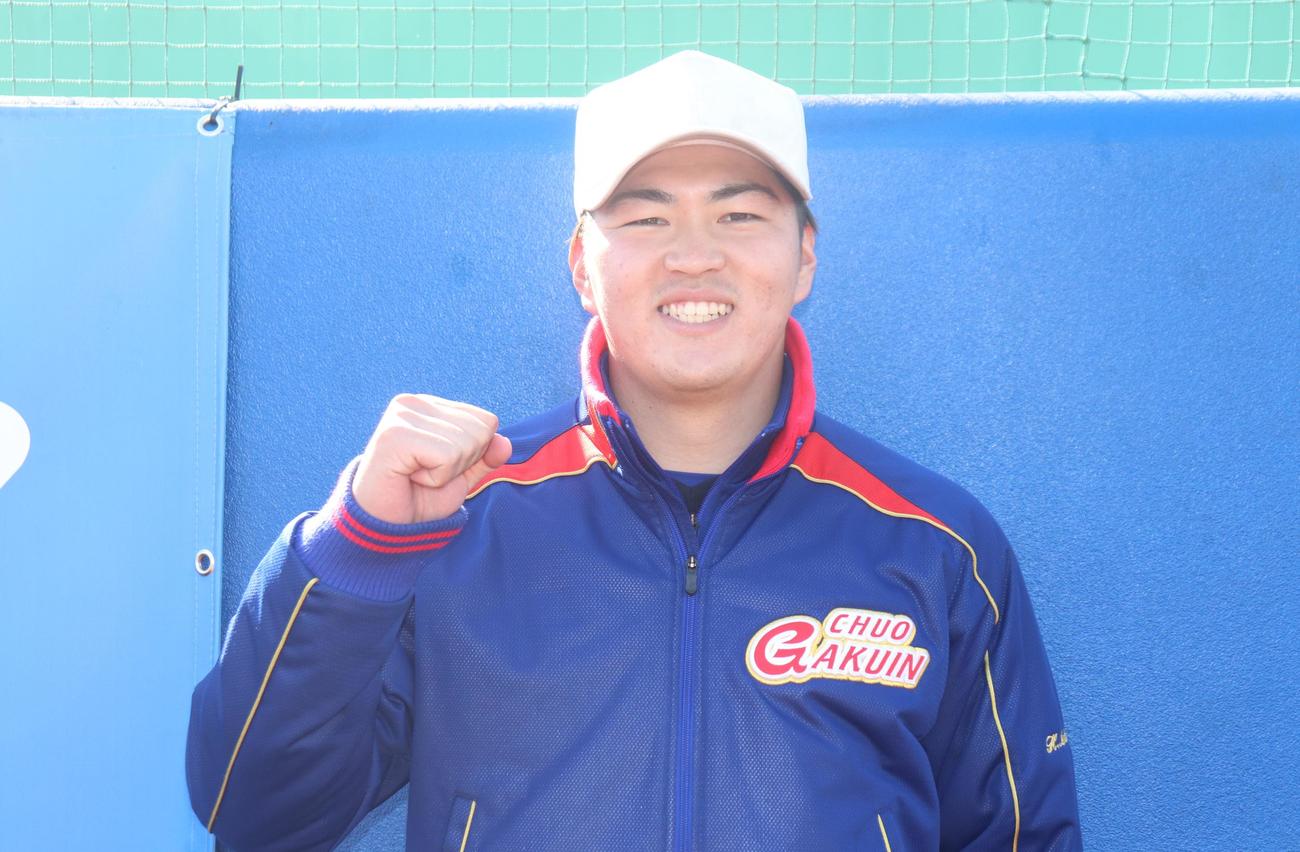 新チームの主将を務める、中央学院大・塩塚陽人外野手（撮影・阿部泰斉）