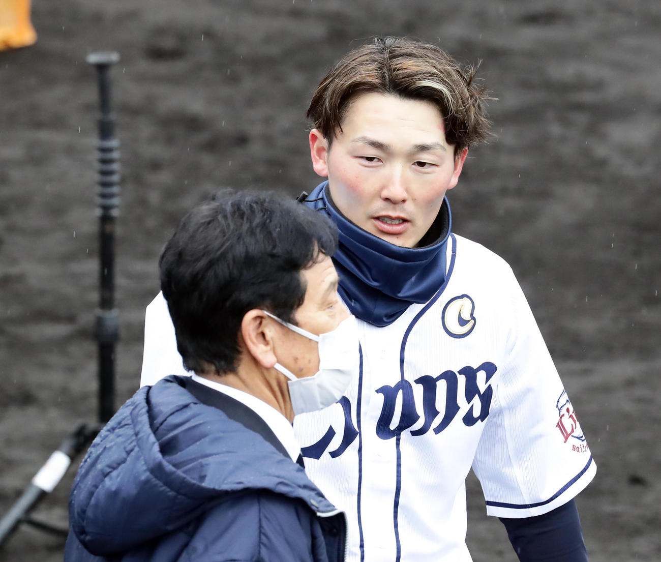 視察に訪れた侍ジャパンの栗山監督（手前）と話す源田（撮影・浅見桂子）