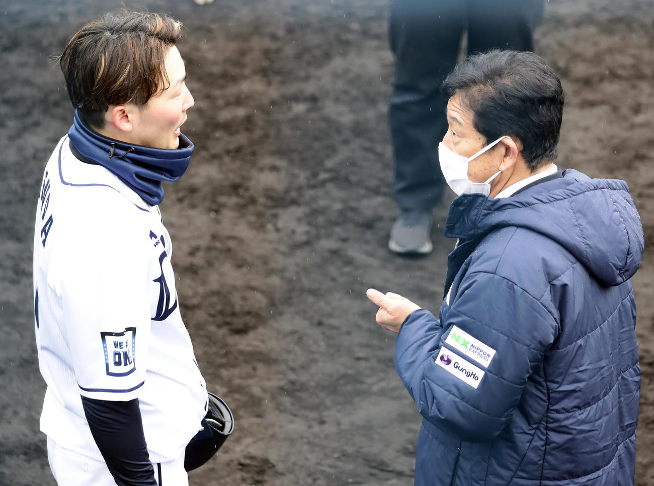 西武春季キャンプ3日目、視察に訪れた侍ジャパンの栗山監督（右）と話す源田（撮影・浅見桂子）