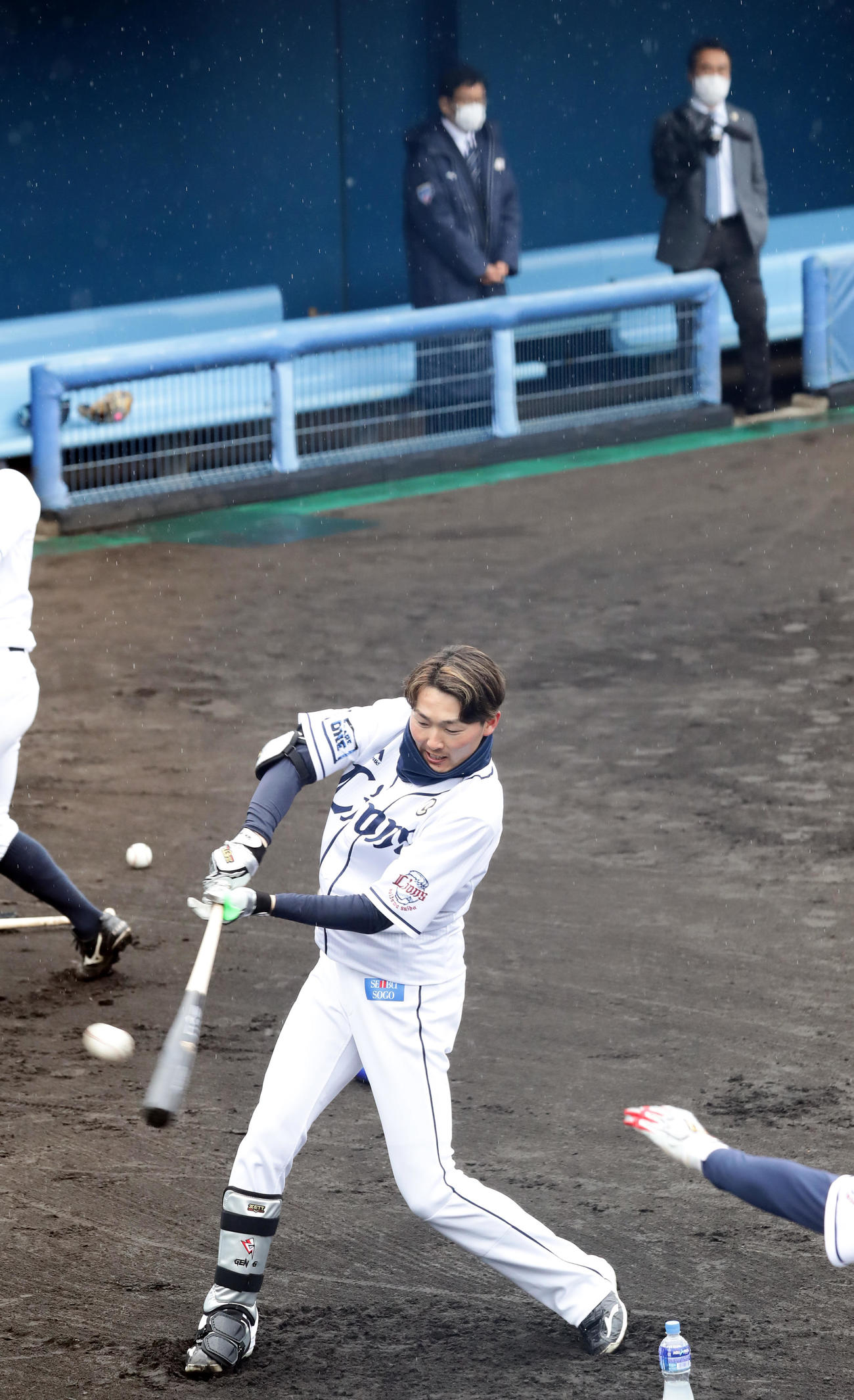 西武春季キャンプ3日目、視察に訪れた侍ジャパンの栗山監督（奥左）を背にティー打撃する源田（撮影・浅見桂子）