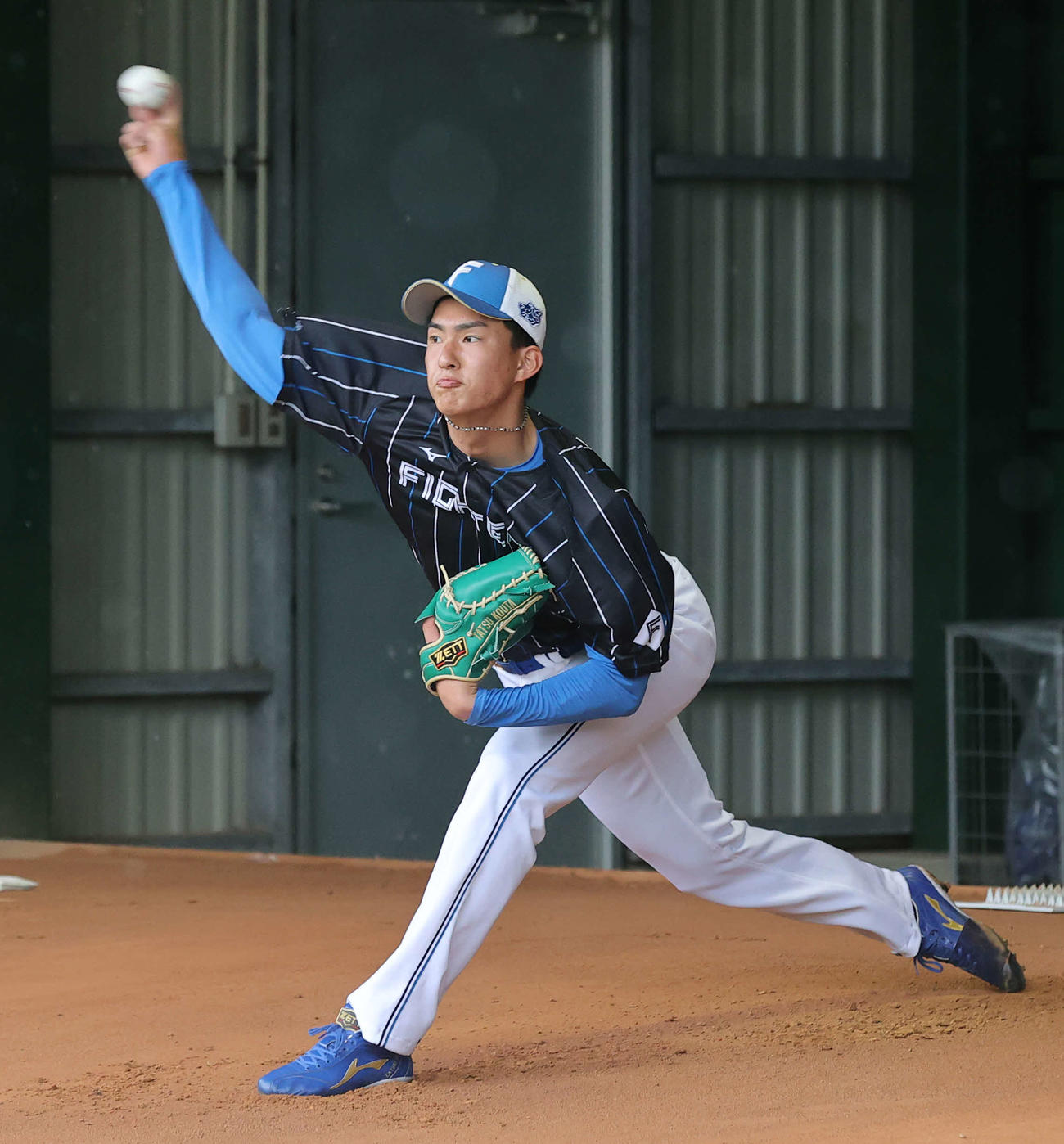 ブルペンで投げ込む日本ハム達（撮影・河野匠）