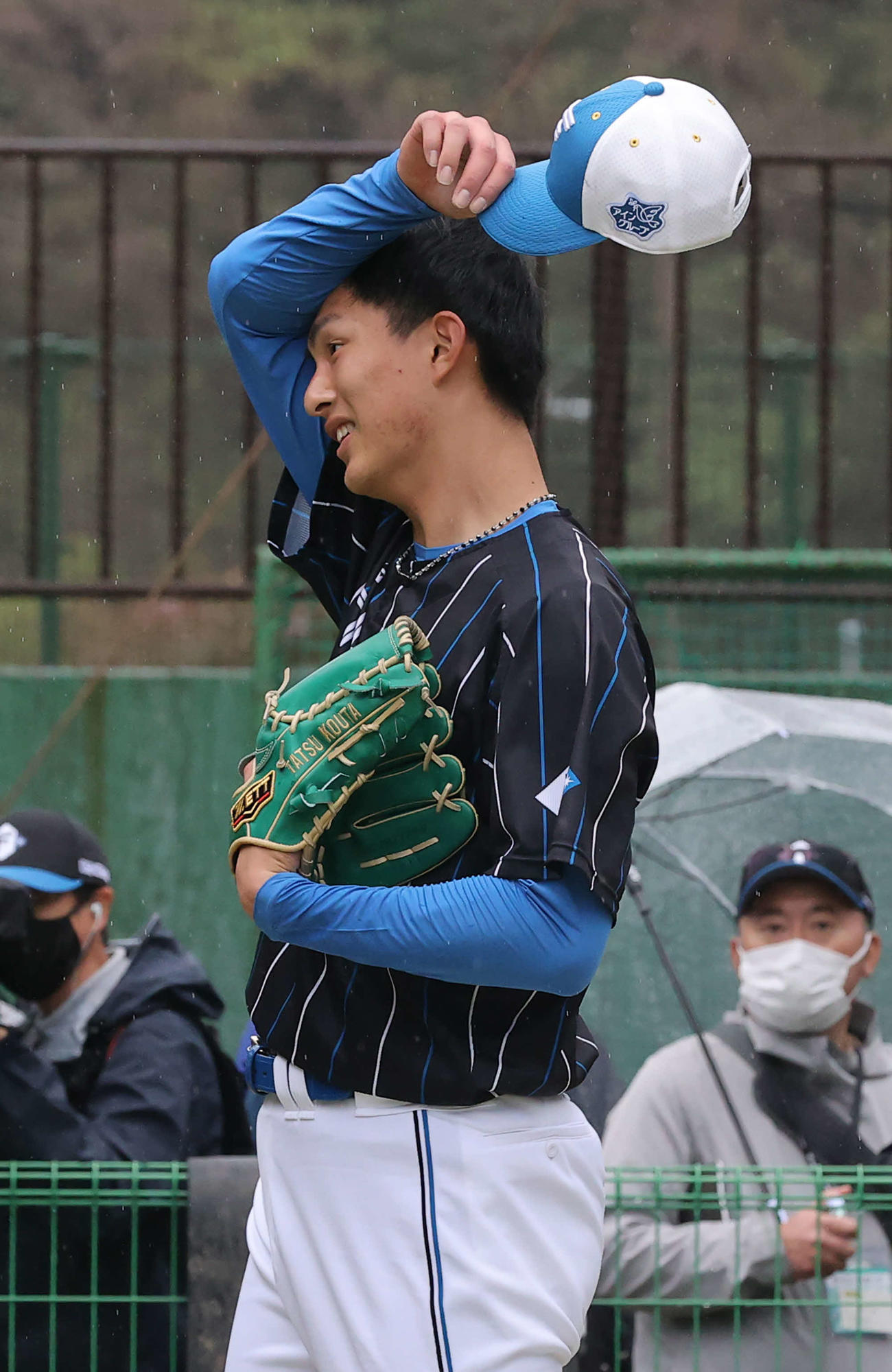 ブルペンを終え汗を拭う日本ハム達（撮影・河野匠）