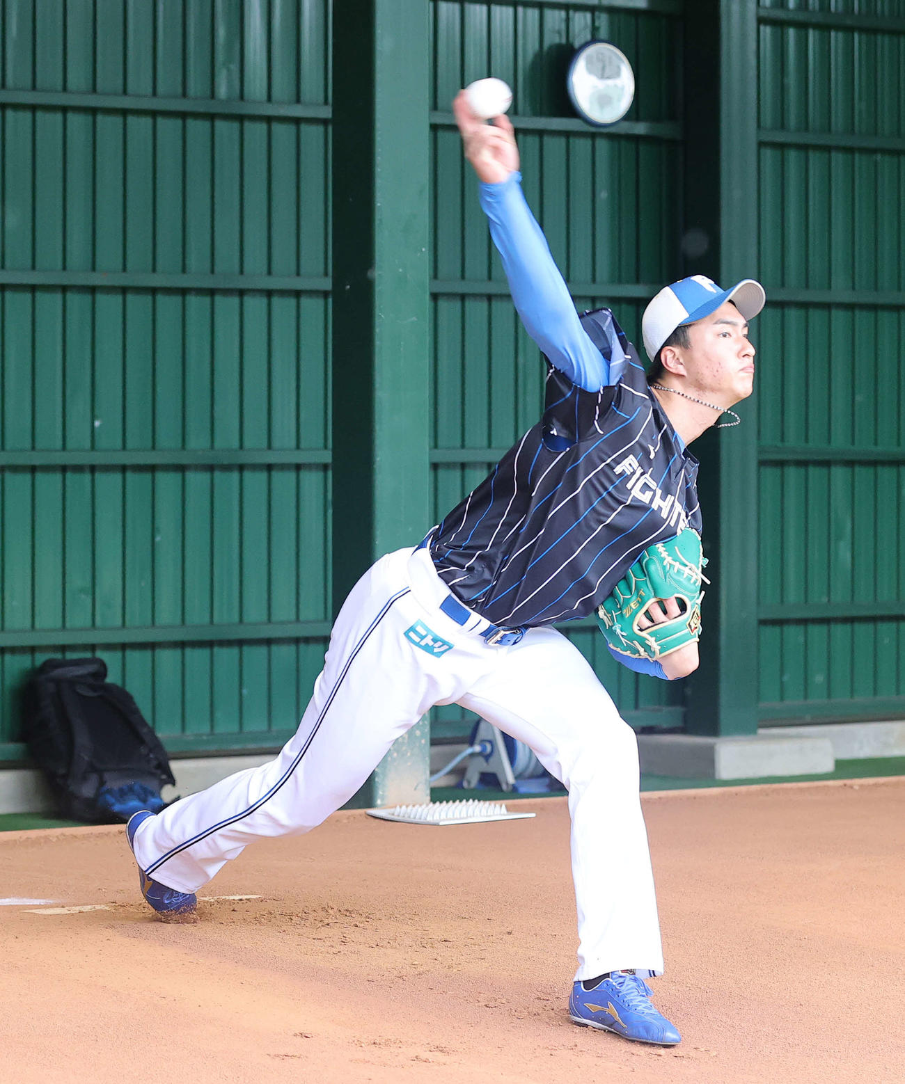 ブルペンで投げ込む日本ハム達（撮影・河野匠）