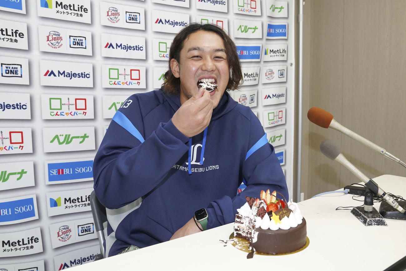 25歳の誕生日を迎え、笑顔でプレゼントされたケーキを食べる西武高橋（球団提供）