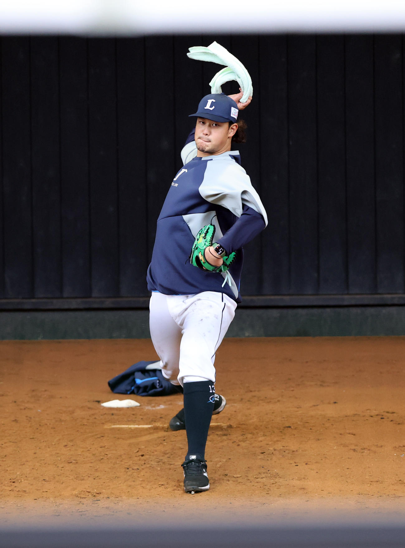 西武春季キャンプ3日目、タオルを使った投球動作を繰り返す高橋（撮影・浅見桂子）