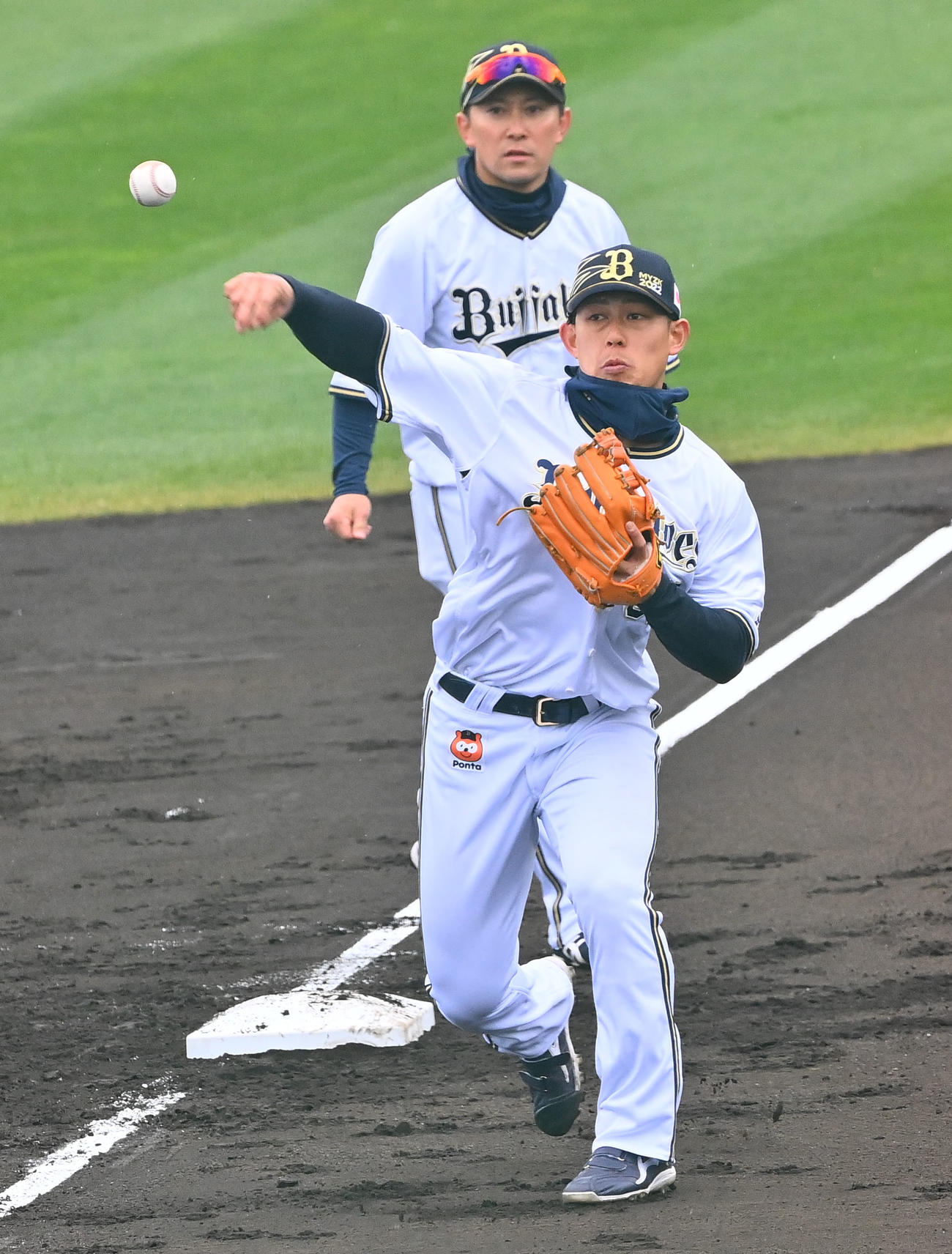 三塁の守備位置に入りノックを受ける佐野如（撮影・和賀正仁）