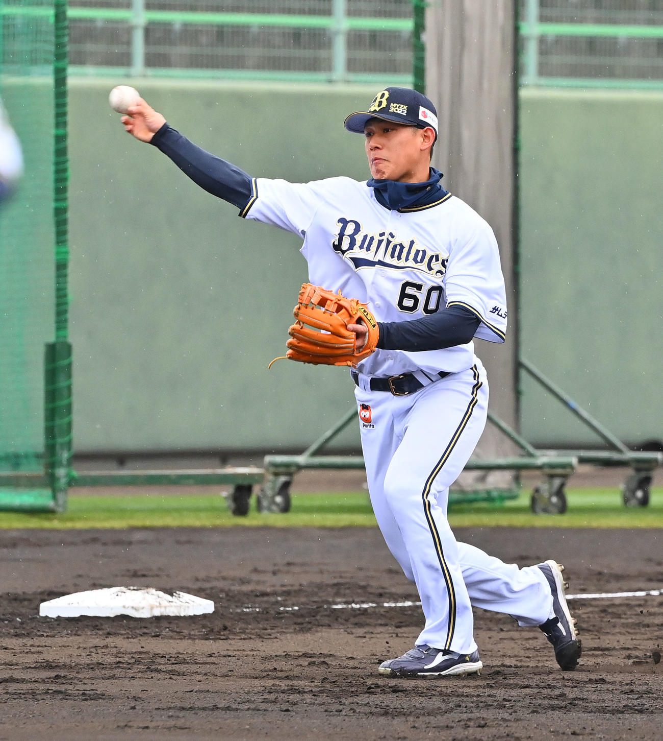 三塁の守備位置に入りノックを受ける佐野如（撮影・和賀正仁）