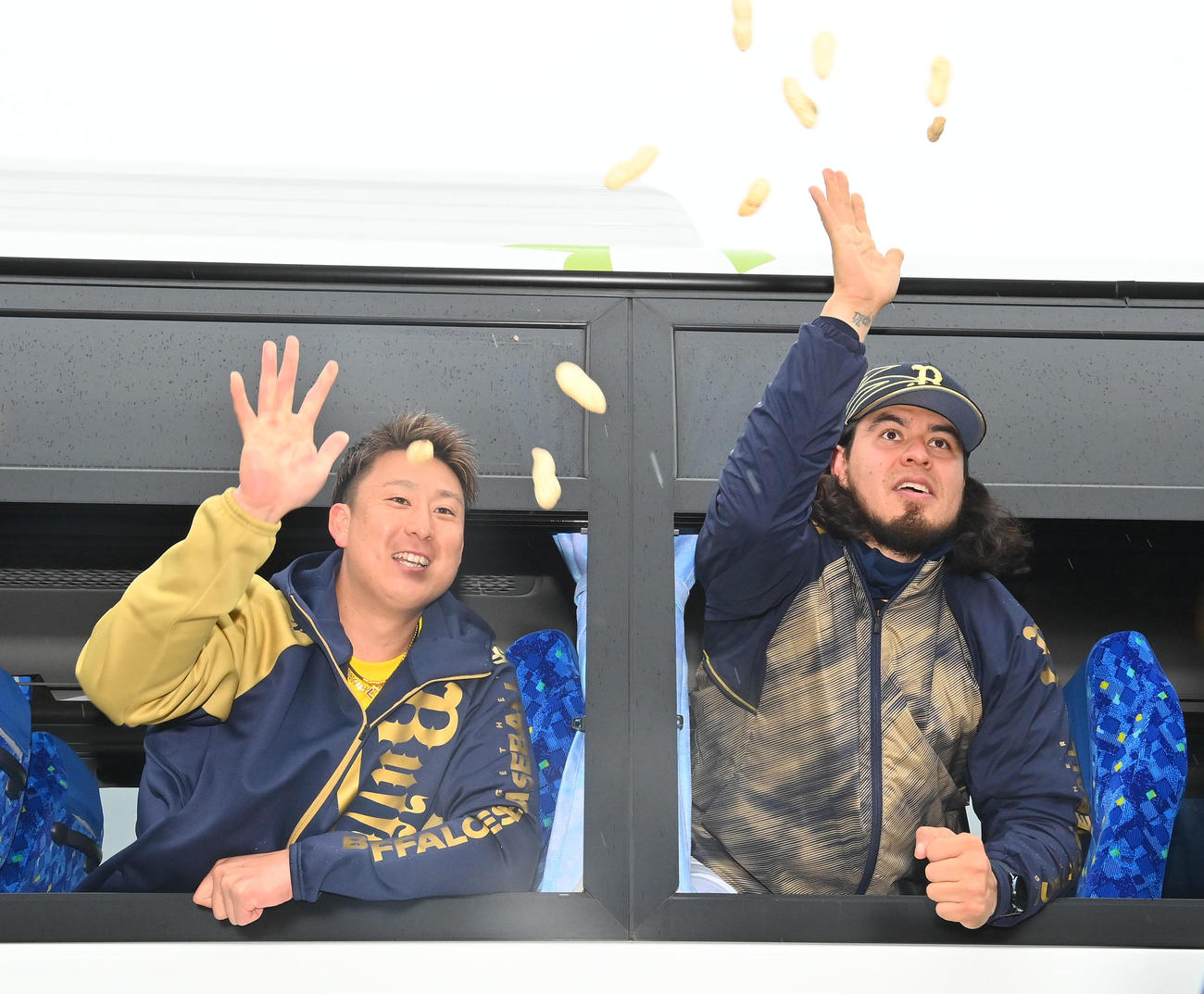 豆まきをする杉本とバルガス（撮影・和賀正仁）