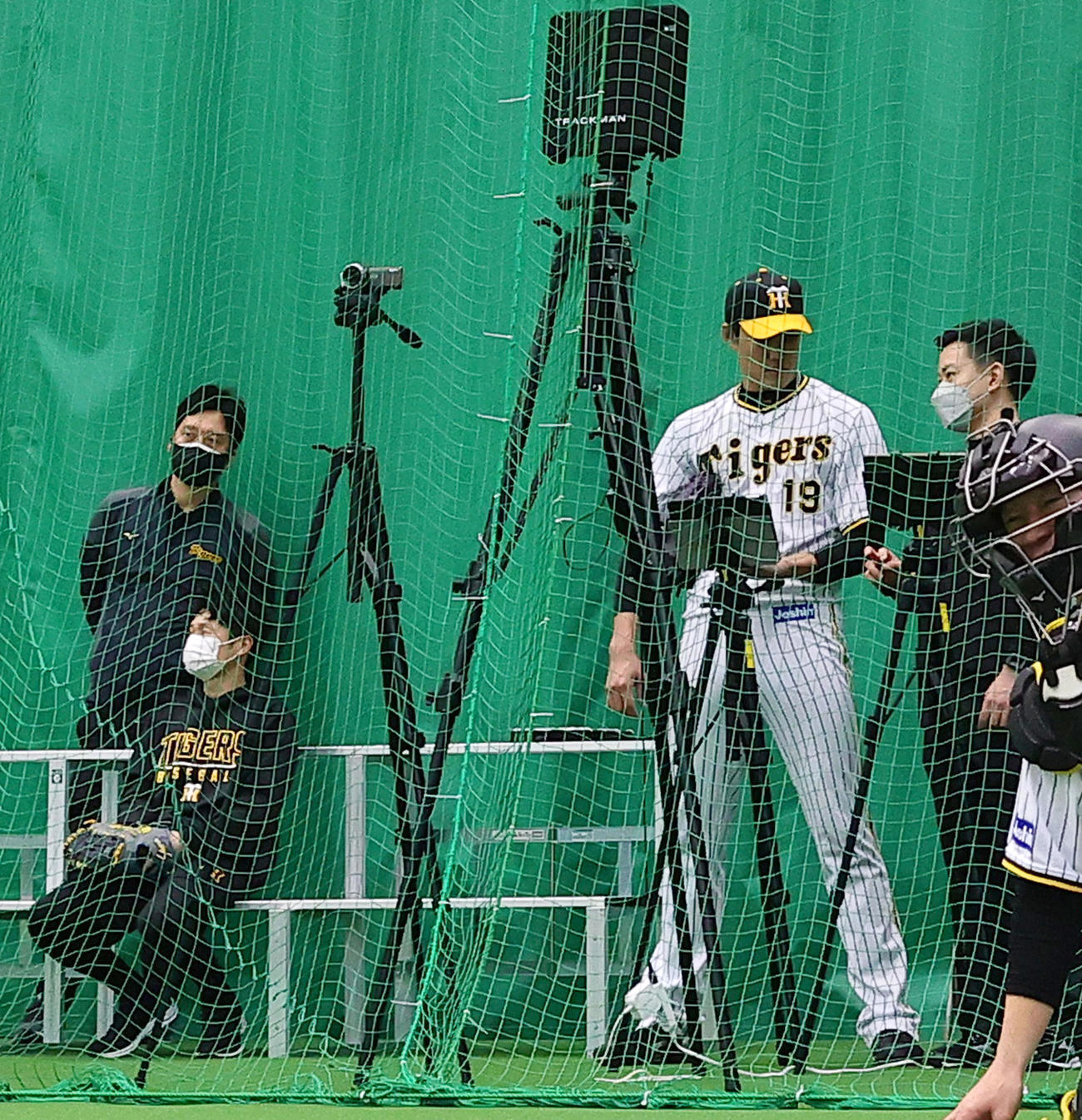 ブルペンで投球を終えた藤浪（右から3人目）はトラックマンを確認する。左は藤川SA（撮影・上山淳一）