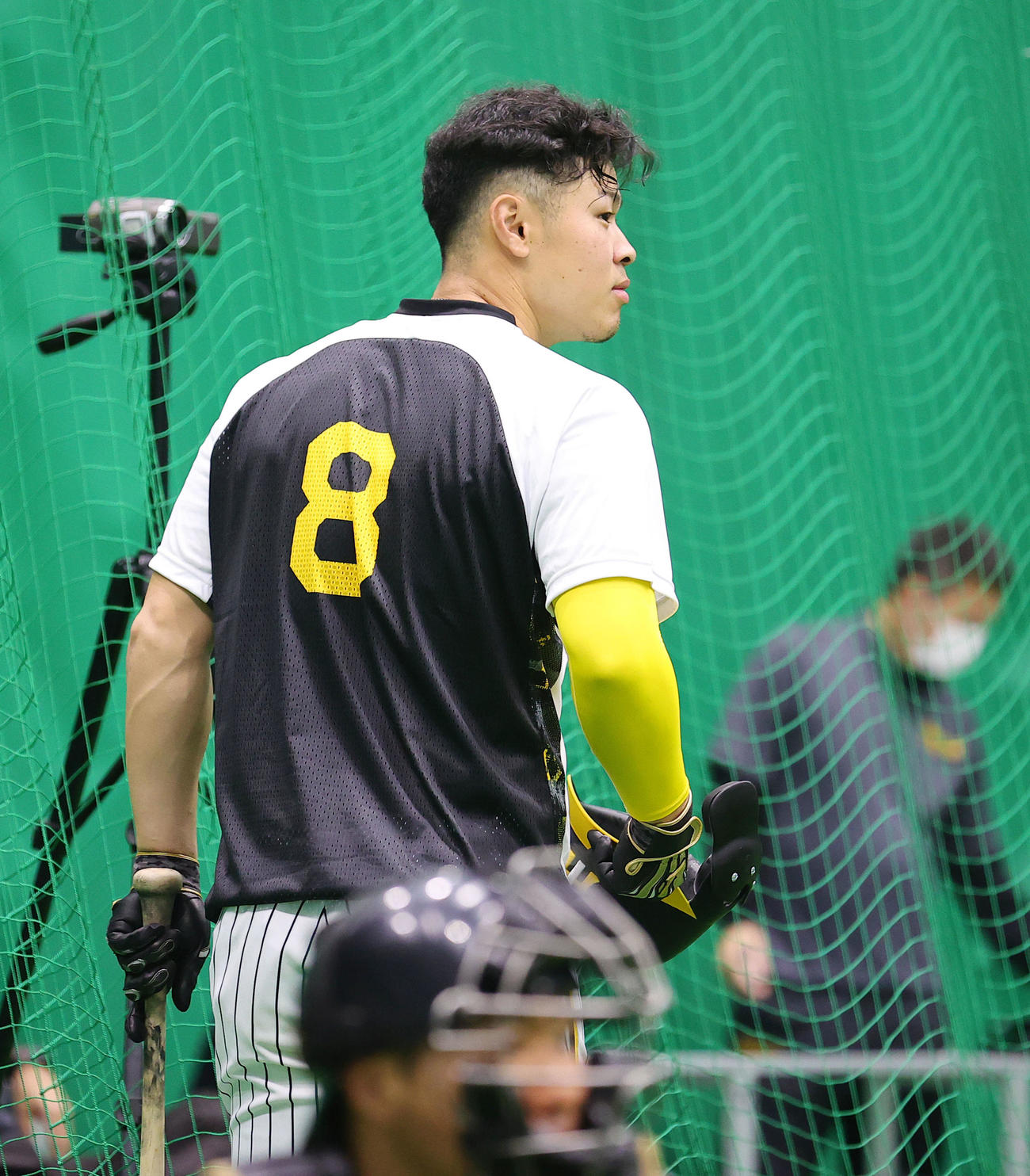 目慣らしにブルペンで打席に立つ佐藤輝（撮影・上山淳一）