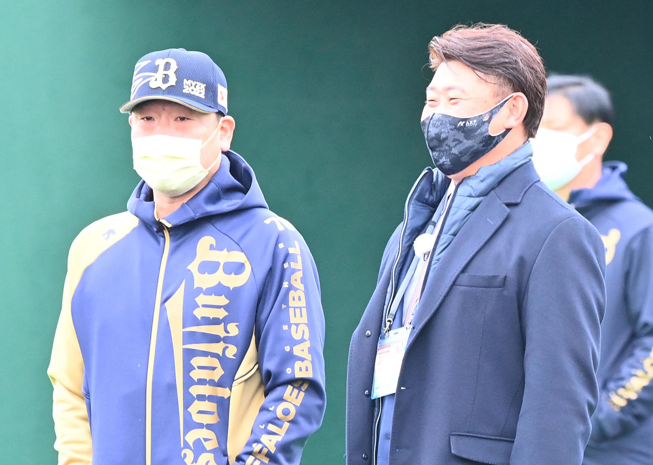 オリックスのキャンプ地を訪れ、笑顔で話す中嶋監督と松坂氏（撮影・和賀正仁）