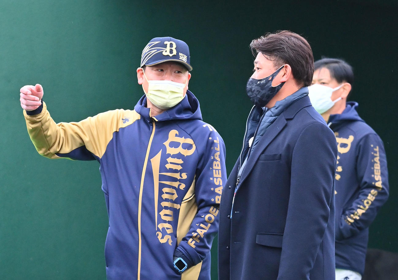 オリックスのキャンプ地を訪れ、笑顔で話す中嶋監督（左）と松坂氏（撮影・和賀正仁）