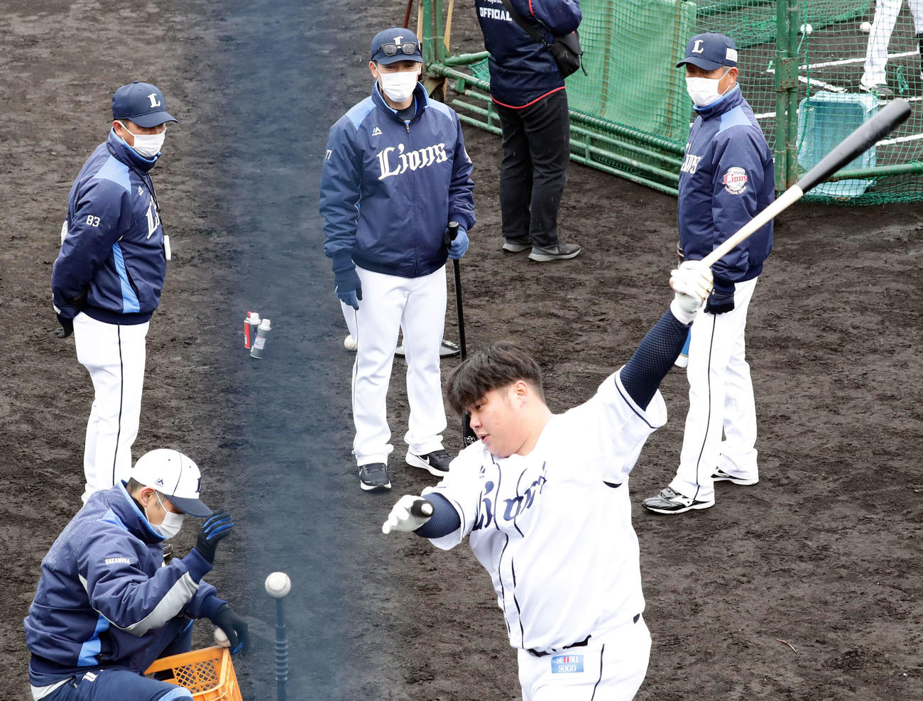 西武春季キャンプ3日目、ティー打撃する渡部（手前）を見つめる、左から平石打撃コーチ、松井ヘッドコーチ、辻監督（撮影・浅見桂子）