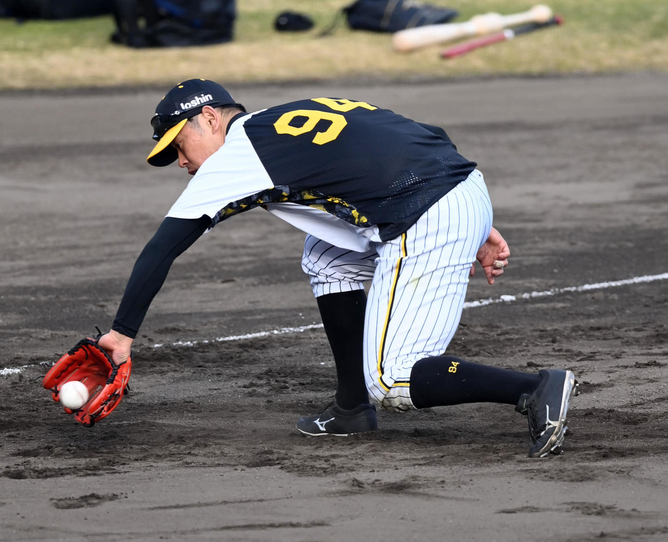 三塁でノックを受ける原口（撮影・前岡正明）