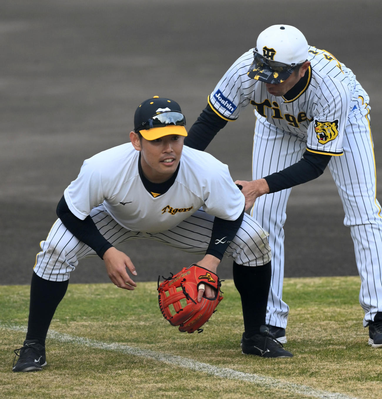 田中内野守備走塁コーチ（右）の指導を受ける原口（撮影・前岡正明）