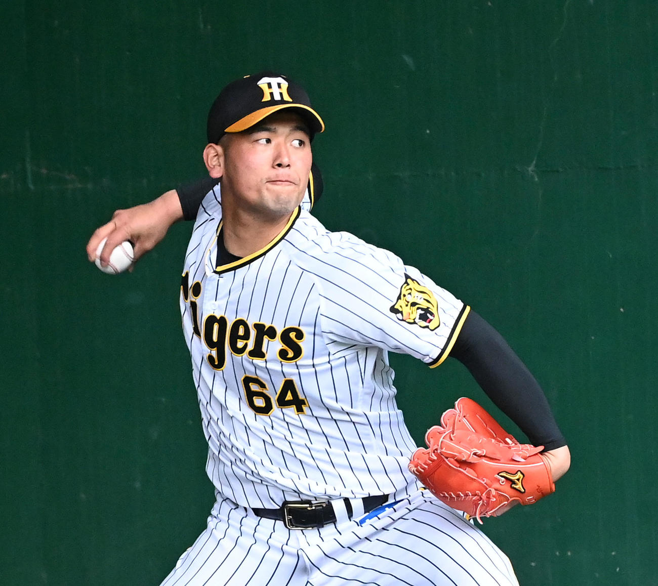 ブルペンで投球練習を行う岡留（撮影・前岡正明）