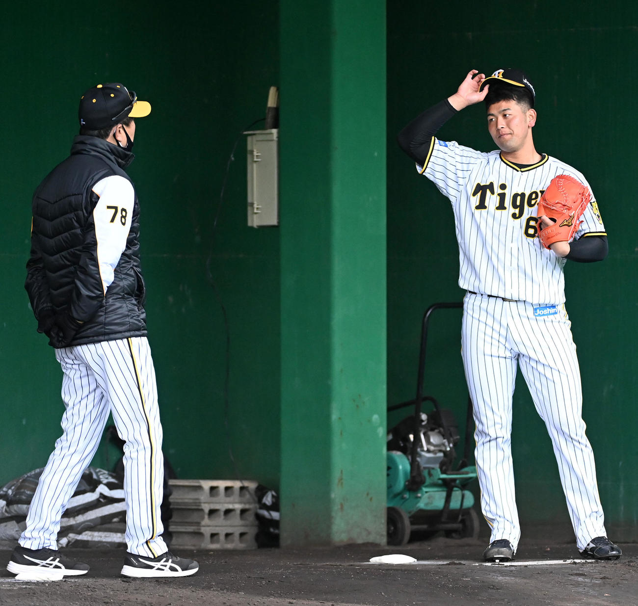 ブルペンで平田2軍監督（左）と話す岡留（撮影・前岡正明）