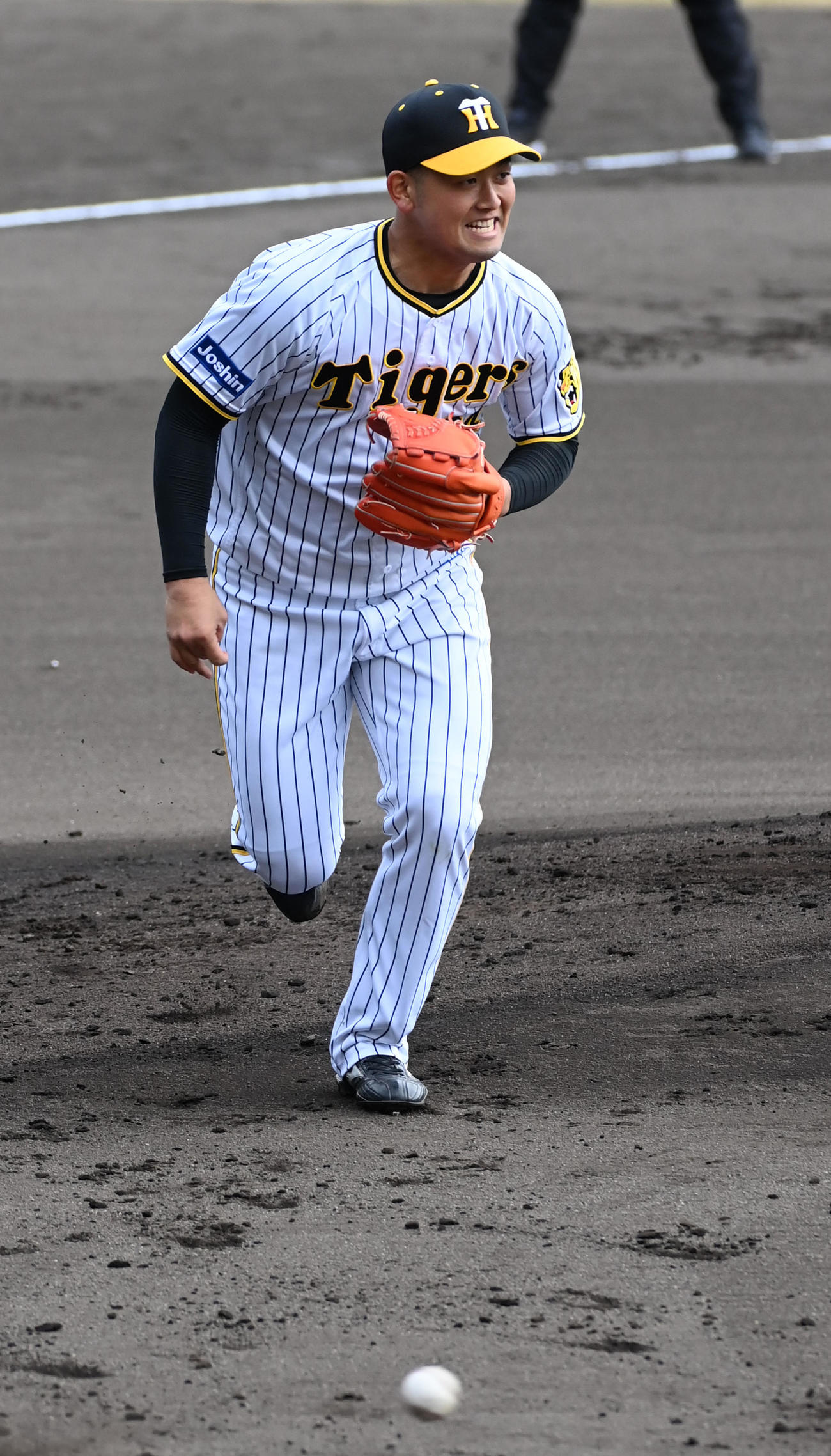 投内連係を行う岡留（撮影・前岡正明）