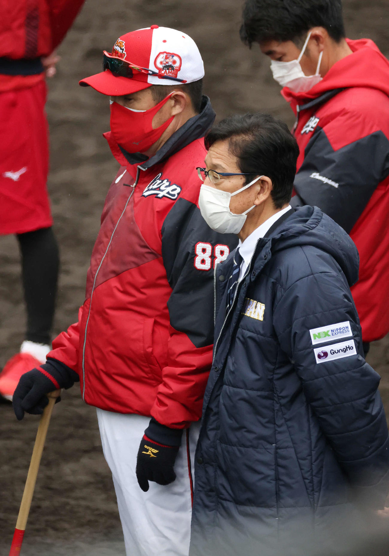 打撃投手を務める中崎の投球などを見る広島佐々岡監督（左）と侍ジャパンの栗山監督（撮影・加藤孝規）