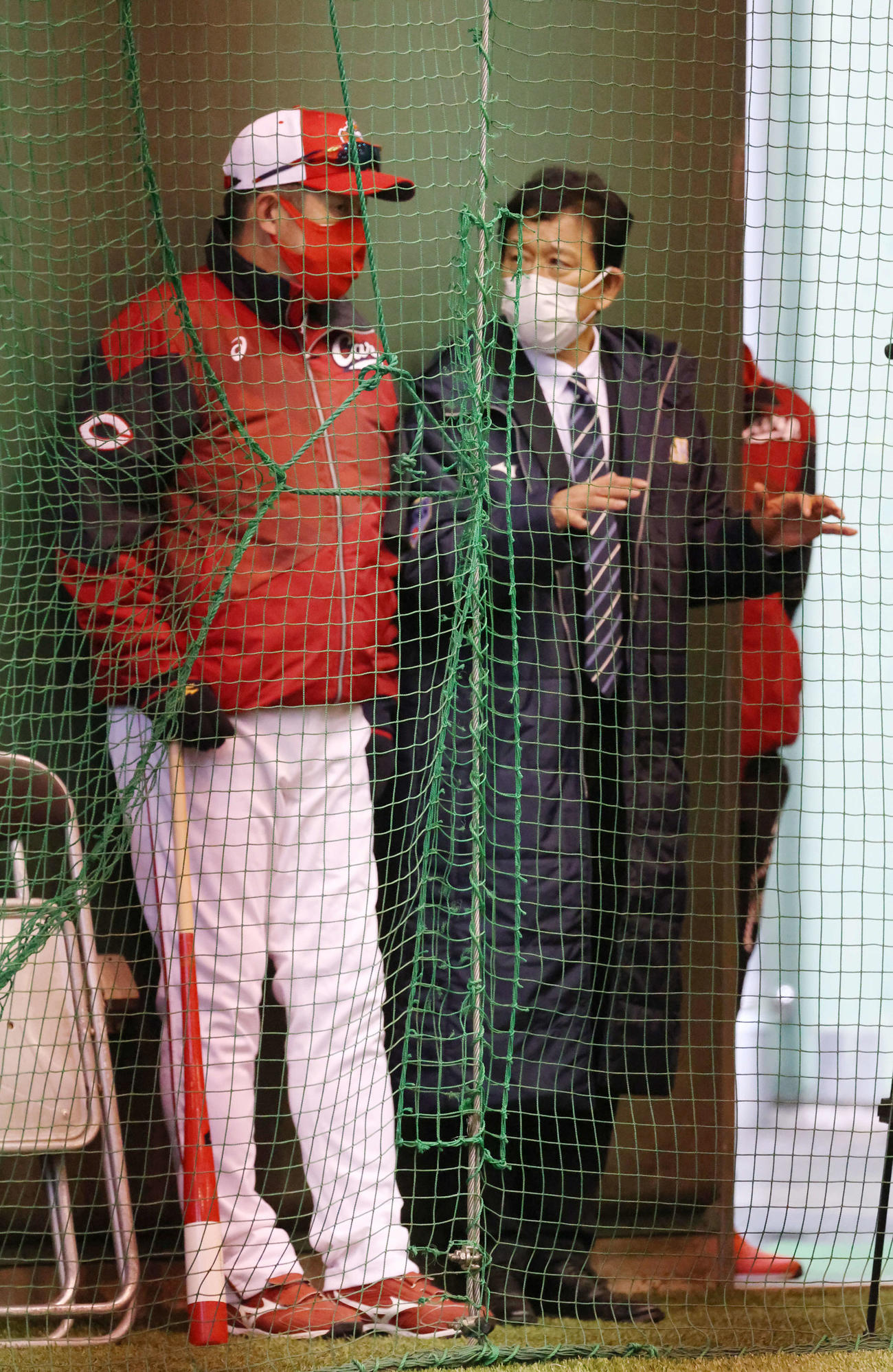 佐々岡監督（左）と侍ジャパン栗山監督（撮影・加藤孝規）