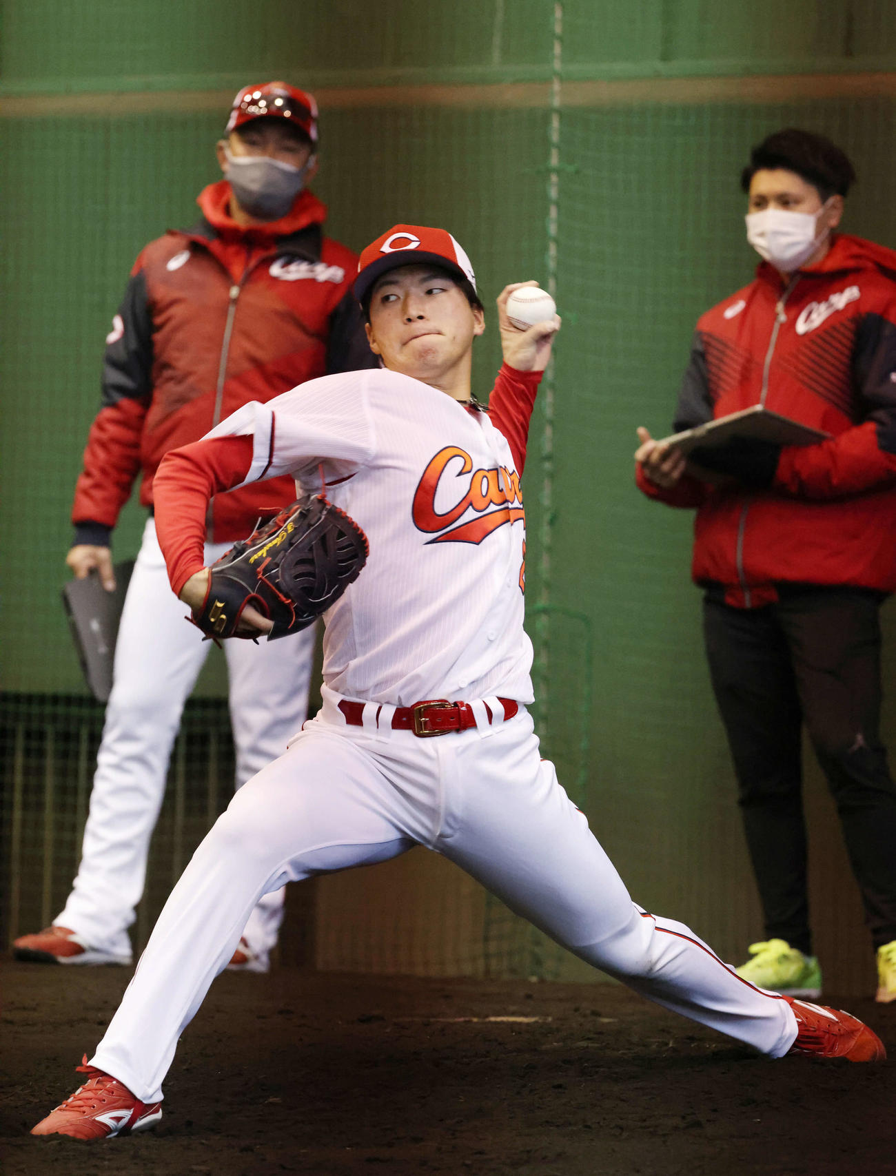 ブルペンで投球する広島ドラフト1位の黒原（撮影・加藤孝規）