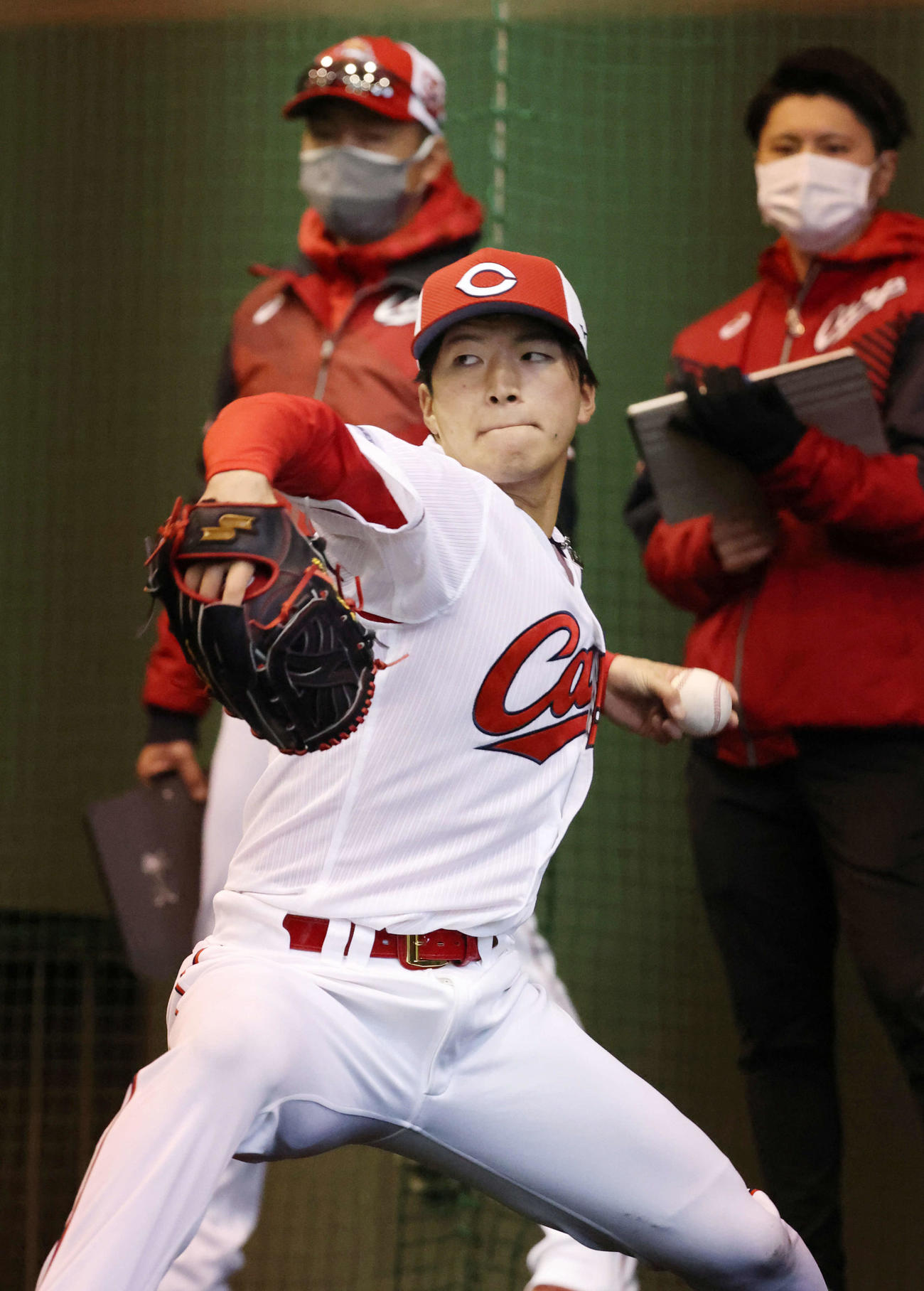 ブルペンで投球する広島ドラフト1位の黒原（撮影・加藤孝規）