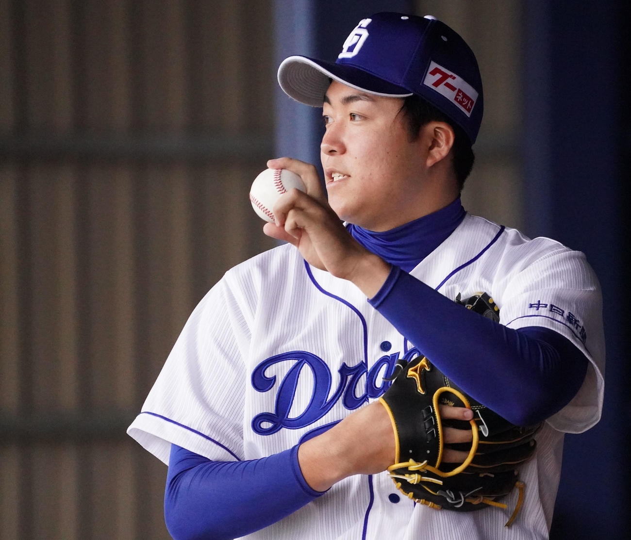 ブルペンで行われたストライクテストに臨む上田（撮影・森本幸一）