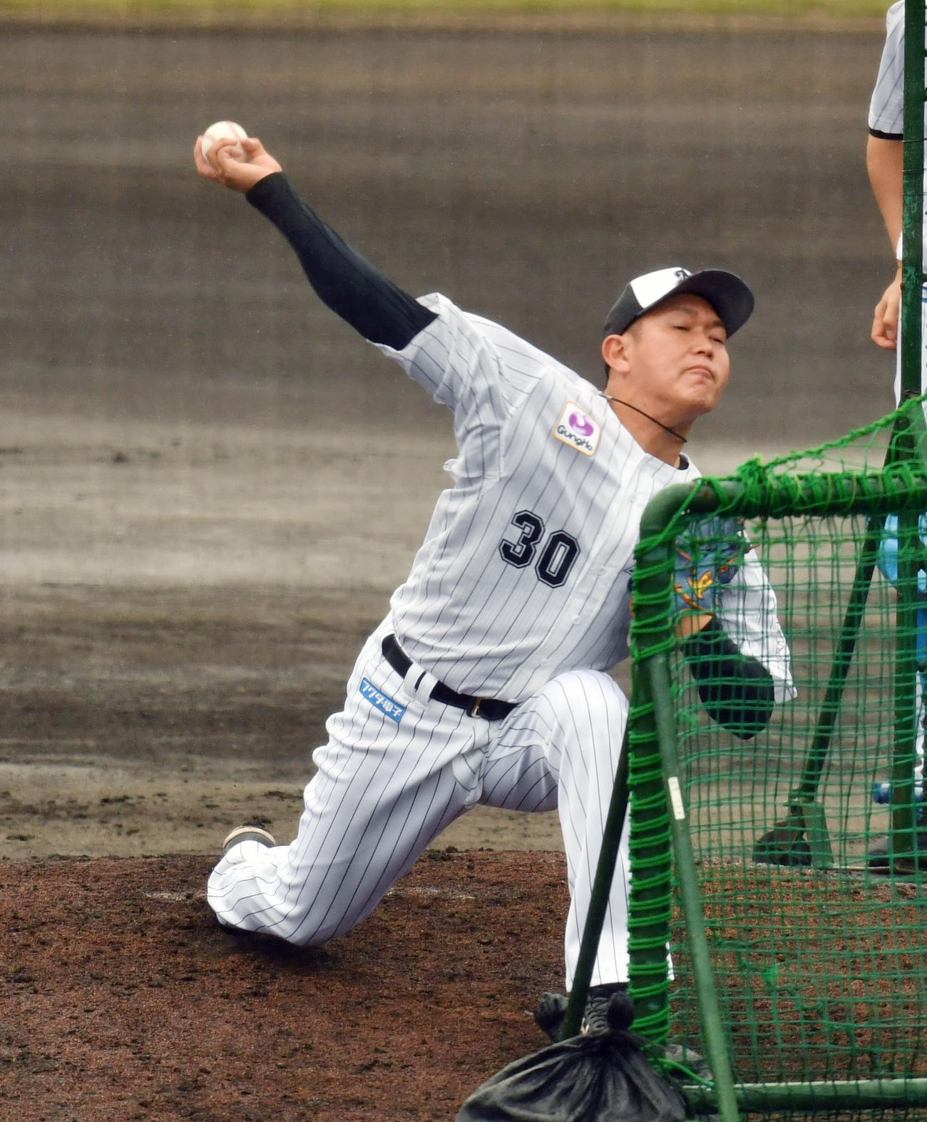 ロッテ石垣島キャンプ3日目、打撃投手を務めるドラフト3位の広畑（撮影・柴田隆二）