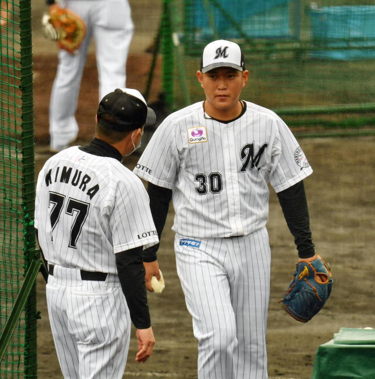 ロッテ石垣島キャンプ3日目、打撃投手を務めたドラフト3位の広畑（右）は木村投手コーチと話す（撮影・柴田隆二）