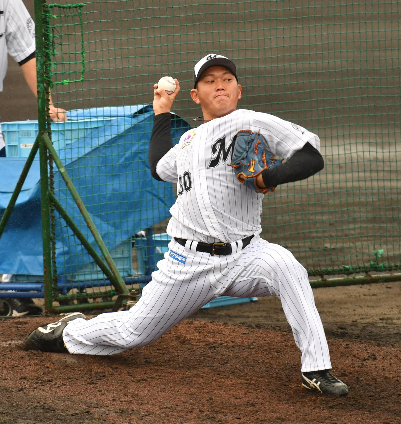 ロッテ石垣島キャンプ3日目、打撃投手を務めるドラフト3位の広畑（撮影・柴田隆二）